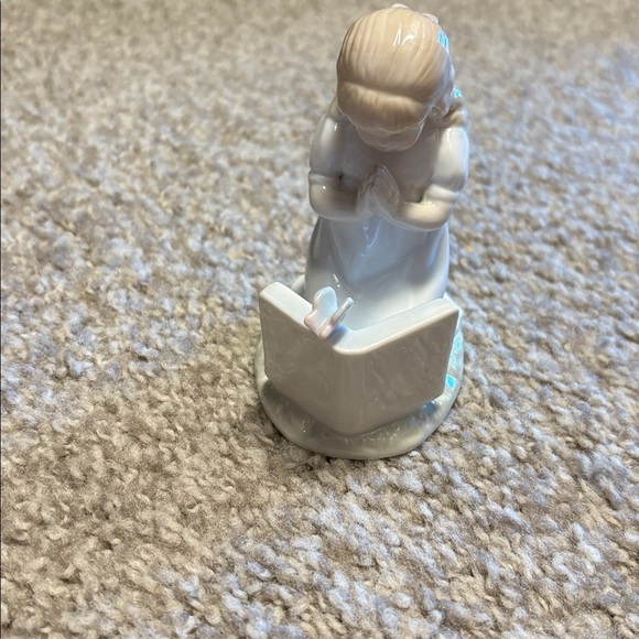 Hallmark Studio B - Little Girl Kneeling in Prayer w Bible - Porcelain Figurine - Picture 1 of 9